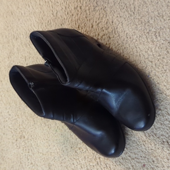 Clarks Collection Black 2" Heeled Ankle Booties Size 7M - Picture 1 of 12